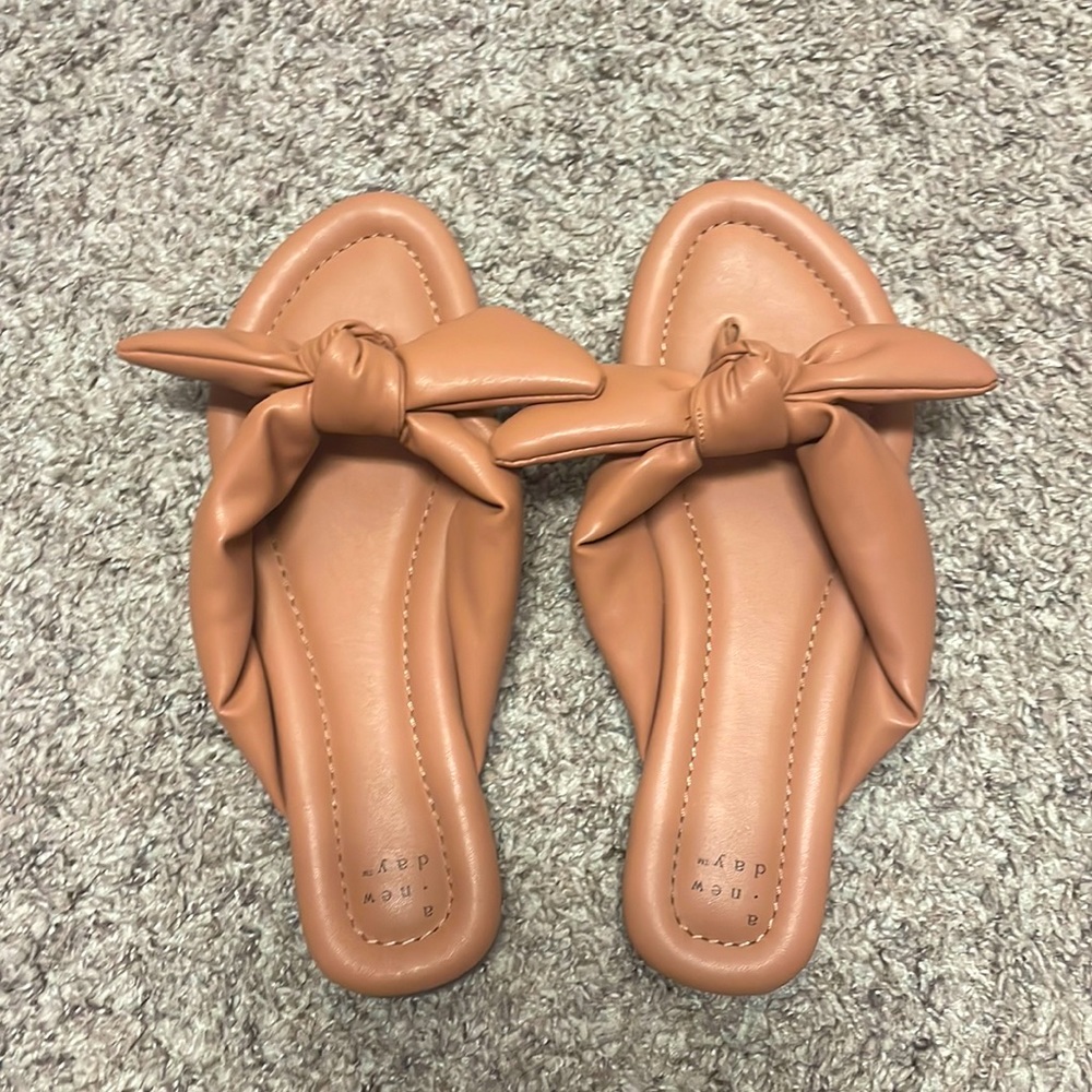 Adley bow flip flop sandals